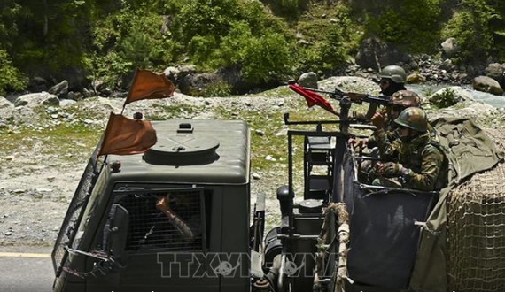 Binh sĩ Ấn Độ tuần tra tại Gagangir, khu vực biên giới giữa Ấn Độ và Trung Quốc, ngày 17-6-2020. Ảnh: AFP/TTXVN