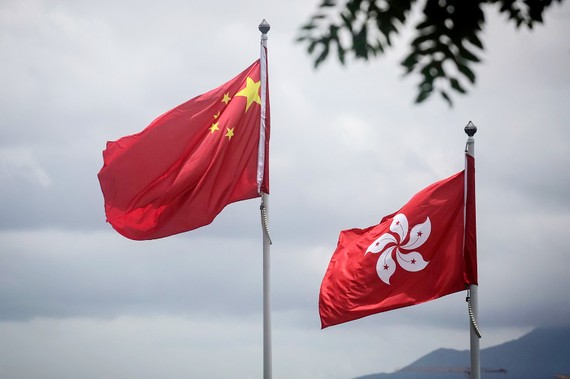 Quốc kỳ Trung Quốc (trái) và cờ của Đặc khu hành chính Hong Kong. Ảnh: SCMP