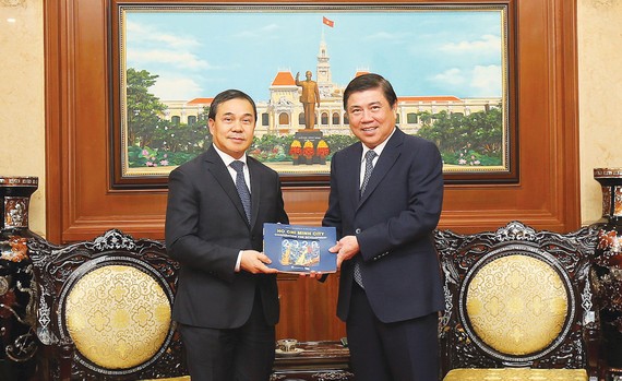 Chủ tịch UBND TPHCM Nguyễn Thành Phong tiếp Đại sứ CHDCND Lào Sengphet Houngboungnuang. Ảnh: DŨNG PHƯƠNG