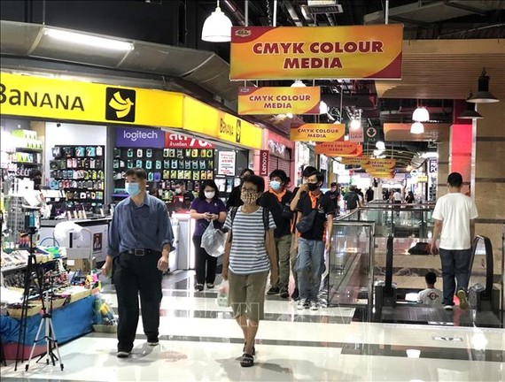 Người dân thủ đô Bangkok đi mua sắm sau khi các biện pháp phong tỏa phòng chống Covid-19 được nới lỏng. Ảnh: TTXVN