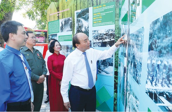 Thủ tướng Nguyễn Xuân Phúc thăm không gian trưng bày hình ảnh về lực lượng thanh niên xung phong. Ảnh: VIẾT CHUNG
