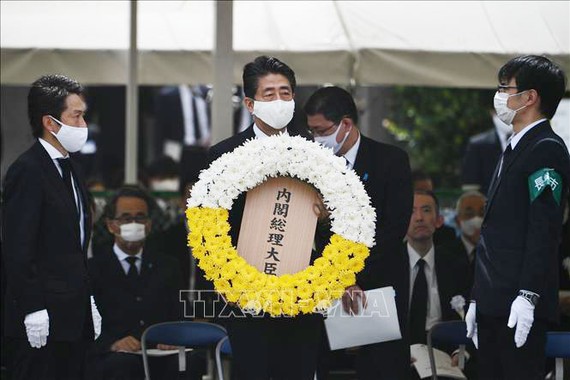 Thủ tướng Nhật Bản Shinzo Abe đặt vòng hoa trong lễ tưởng niệm 75 năm Mỹ ném bom nguyên tử xuống thành phố Nagasaki, tại Công viên Hòa Bình của thành phố này ngày 9-8-2020. Ảnh: AFP/TTXVN