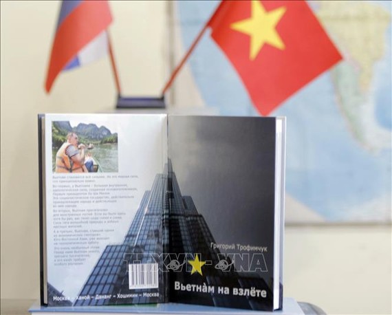 Cuốn sách “Việt Nam cất cánh” góp phần tô thắm thêm tình hữu nghị Việt Nam – Liên bang Nga. Ảnh: Hồng Quân/TTXVN