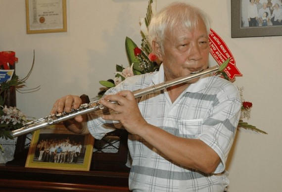 GS Đặng Đình Áng trình diễn flute vào dịp sinh nhật tuổi 80