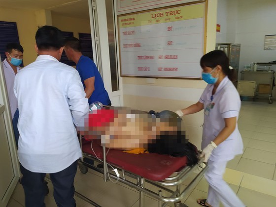 Nạn nhân được chuyển vào Bệnh viện Đa khoa tỉnh Hà Tĩnh cấp cứu
