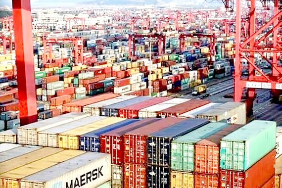 Vận chuyển hàng hóa tại cảng container ở Los Angeles, Mỹ