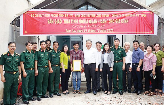 Ông Hwang Fa Jane - đại diện Công ty CPHH Vedan Việt Nam cùng đại diện chính quyền địa phương trong buổi trao tặng nhà cho anh Phan Văn Khánh