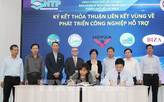 Đại diện Ban quản lý Khu Công nghệ cao Thành phố Hồ Chí Minh ký kết thỏa thuận hợp tác với Ban Quản lý các khu chế xuất - khu công nghiệp - khu kinh tế trọng điểm phía Nam. Ảnh: TTXVN