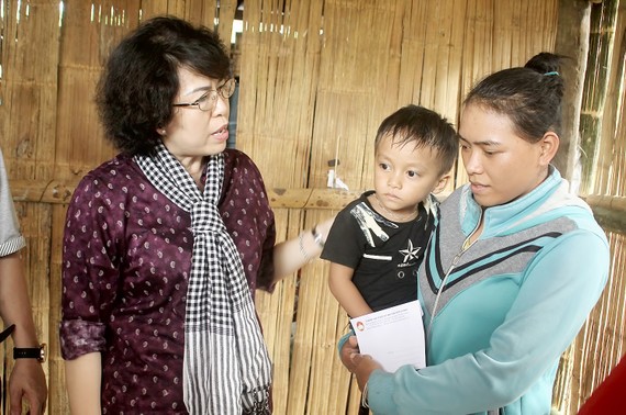 Chủ tịch Ủy ban MTTQ Việt Nam TPHCM Tô Thị Bích Châu thăm hỏi một hộ dân xã Sơn Trung, Sơn Hà, Quảng Ngãi