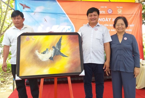 Bức tranh chim yến bán đấu giá thành công 20 triệu đồng tại Ngày hội giải cứu chim yến