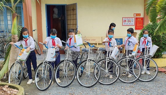 Học sinh nghèo hiếu học ở huyện Dương Minh Châu với niềm vui được tặng xe đạp mới