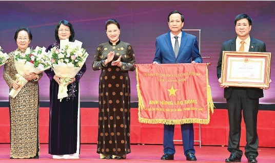 Chủ tịch Quốc hội Nguyễn Thị Kim Ngân trao danh hiệu Anh hùng Lao động cho Quỹ Bảo trợ Trẻ em Việt Nam