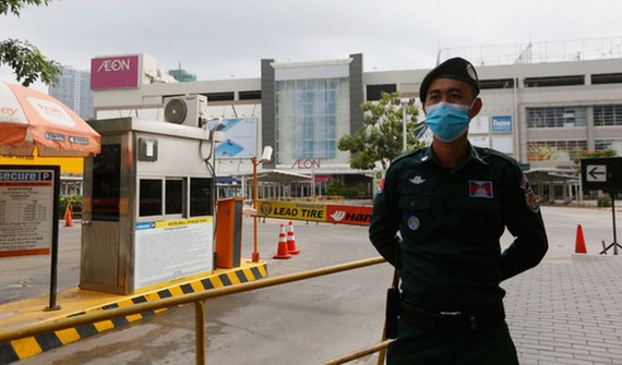 Trung tâm mua sắm AEON 1 ở thủ đô Phnom Penh bị phong tỏa sau khi Campuchia phát hiện ca mắc Covid-19 do lây nhiễm trong cộng đồng hôm 28-11. Ảnh: Khmer Times