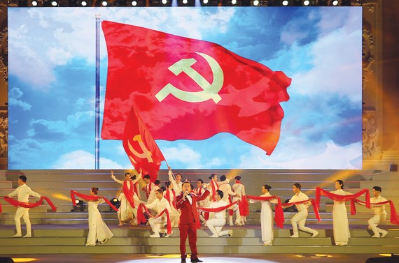 NSND Tạ Minh Tâm và tốp múa biểu diễn ca khúc Lá cờ Đảng. Ảnh: DŨNG PHƯƠNG