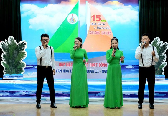 Nhóm Bản sắc Việt biểu diễn trên sân khấu với trang phục truyền thống