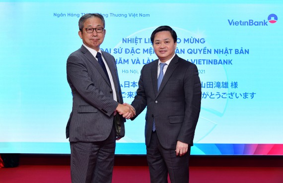Chủ tịch HĐQT VietinBank Lê Đức Thọ (bên phải) và ông Takio Yamada - Đại sứ Đặc mệnh toàn quyền Nhật Bản tại buổi làm việc