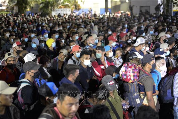 Người di cư tại khu vực El Florido, Guatemala, trong hành trình tới Mỹ ngày 15-1-2021. Ảnh: AFP/TTXVN