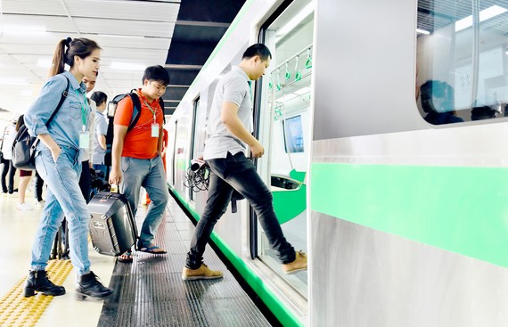Hành khách thử nghiệm tuyến đường sắt đô thị Cát Linh - Hà Đông tại ga Cát Linh