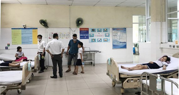 Các em học sinh Trường Tiểu học số 1 Hòa Khương (Đà Nẵng) bị ngộ độc khi chơi slime được chăm sóc tại bệnh viện