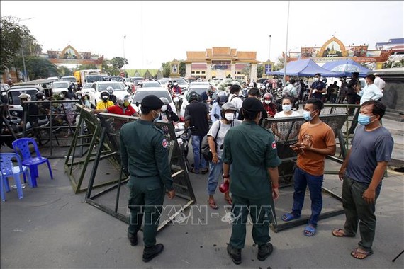 Cảnh sát phong tỏa một tuyến phố để phòng dịch Covid-19 tại Phnom Penh, Campuchia. Ảnh: THX/TTXVN