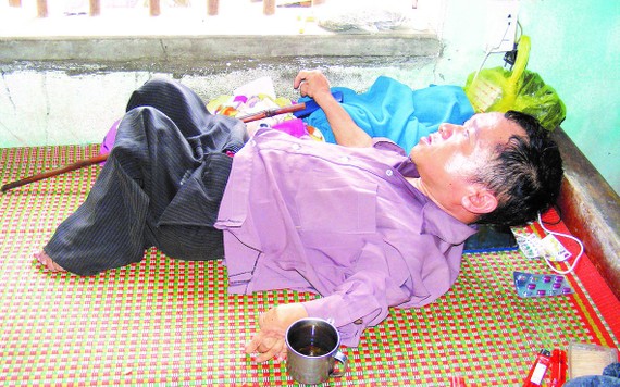 Anh Trịnh Thanh Sơn nằm liệt giường, trong khi vợ con cũng ốm đau, bệnh tật.