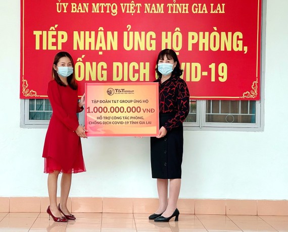 Đại diện T&T Group trao hỗ trợ cho đại diện Ủy ban MTTQ Việt Nam tỉnh Gia Lai