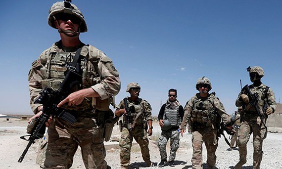 Binh sĩ Mỹ đi tuần quanh doanh trại quân đội Afghanistan tại tỉnh Logar. Ảnh: REUTERS