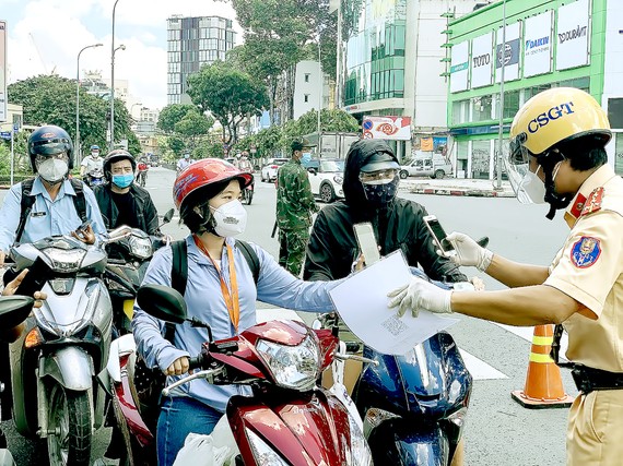 Kiểm tra giấy đi đường tại giao lộ Nguyễn Thị Minh Khai - Cách Mạng Tháng Tám, quận 3, TPHCM vào trưa 15-9. Ảnh: CHÍ THẠCH
