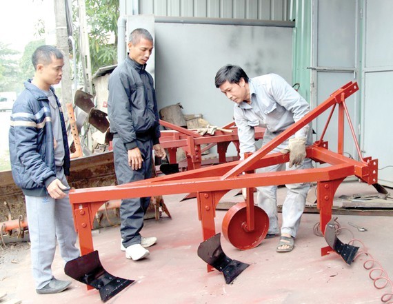 Sau khi chế tạo robot gieo hạt, nông dân Phạm Văn Hát tiếp tục nghiên cứu loại máy cày 3 lưỡi để giúp nông dân