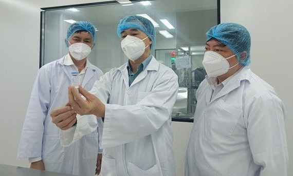Thứ trưởng Bộ Y tế Trần Văn Thuấn kiểm tra vaccine Nanocovax do Công ty cổ phần Công nghệ sinh học dược Nanogen sản xuất