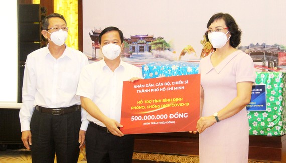 Phó Chủ tịch UBND TPHCM Phan Thị Thắng trao số tiền hỗ trợ tỉnh Bình Định phòng chống dịch Covid-19