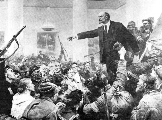 Lenin tuyên bố thành lập Chính quyền Xô viết. Ảnh: TƯ LIỆU
