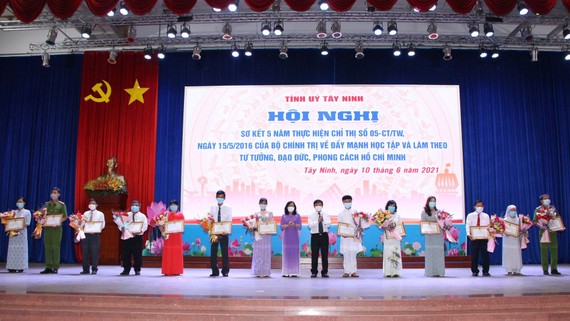 Tỉnh ủy Tây Ninh trao bằng khen cho các tập thể, cá nhân thực hiện tốt Chỉ thị 05-CT/TW