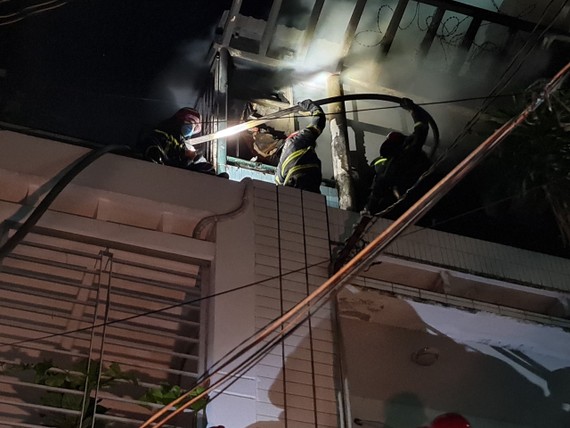 Cảnh sát PCCC & CNCH chữa cháy xuyên đêm tại Công ty nhập khẩu, phân phối Nhất Kiến