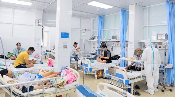 Bệnh nhân được điều trị tại khoa Hồi sức tích cực (ICU) Bệnh viện Quận 7 