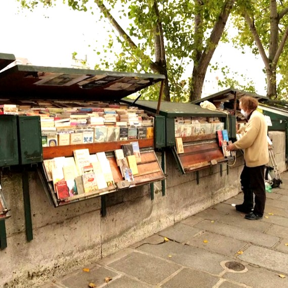 Một quầy bán sách cũ bên bờ sông Seine thưa vắng khách 