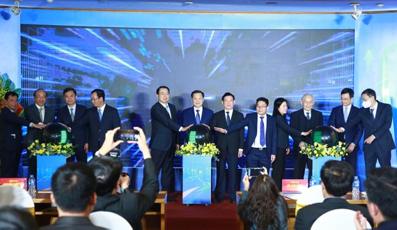 Phó Thủ tướng Lê Minh Khái, Bộ trưởng Bộ Tài chính Hồ Đức Phớc cùng các đại biểu thực hiện nghi thức ra mắt chính thức Sở Giao dịch chứng khoán Việt Nam. Ảnh VGP