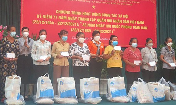 Chủ tịch Hội LHPN TPHCM Nguyễn Trần Phượng Trân cùng chính quyền địa phương tặng quà cho hội viên có hoàn cảnh khó khăn do ảnh hưởng dịch Covid-19
