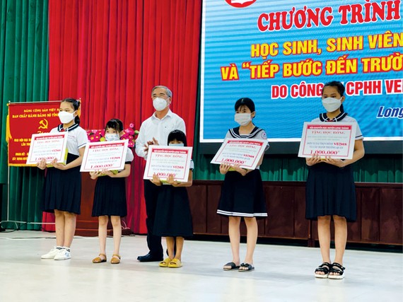 Ban tổ chức trao học bổng cho các em học sinh tiểu học