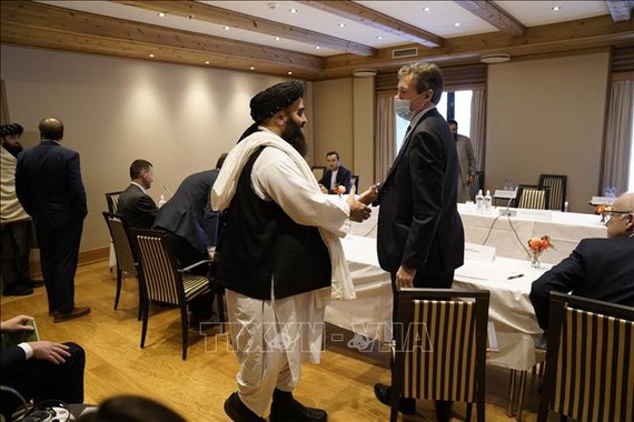 Ông Amir Khan Muttaqi (giữa, trái), người được lực lượng Taliban chỉ định làm Ngoại trưởng, và Đặc phái viên Anh về Afghanistan Nigel Casey (giữa, phải) tại cuộc đàm phán giữa phái đoàn Taliban và các đoàn ngoại giao phương Tây ở Oslo, Na Uy ngày 24-1-202