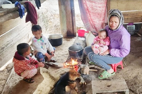 Phụ nữ và trẻ em ở bản Cáo (xã Lâm Hóa, huyện Tuyên Hóa, tỉnh Quảng Bình) sưởi ấm. Ảnh: MINH PHONG