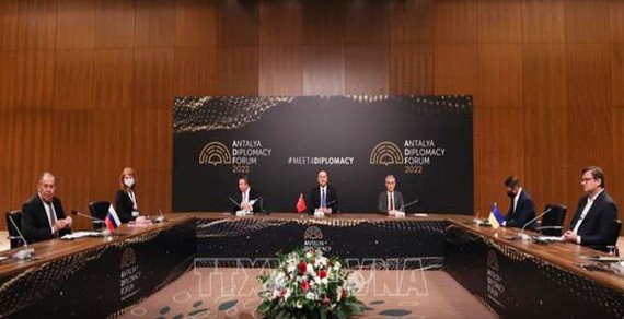 Ngoại trưởng Nga Sergei Lavrov (trái), Ngoại trưởng Ukraine Dmytro Kuleba (phải) và Ngoại trưởng Thổ Nhĩ Kỳ Mevlut Cavusoglu (giữa) tại cuộc đàm phán ở Antalya, Thổ Nhĩ Kỳ, ngày 10-3-2022. Ảnh: AFP/TTXVN