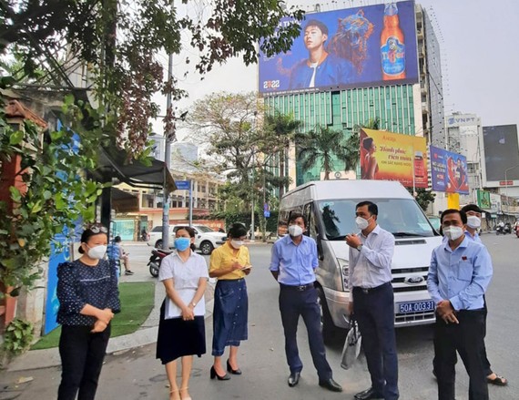 Đoàn khảo sát của HĐND TPHCM trước tòa nhà Viện Khoa học - Kỹ thuật nông nghiệp miền Nam tại vòng xoay Điện Biên Phủ - Nguyễn Bỉnh Khiêm