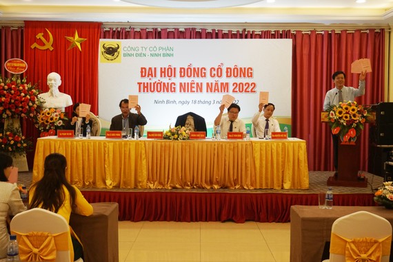 Ông Ngô Văn Đông, Chủ tịch HĐQT Công ty CP Bình Điền Ninh Bình tham gia biểu quyết tại đại hội đồng cổ đông của công ty