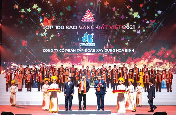Ông Nguyễn Hùng Cường - Phó Tổng Giám đốc đại diện Hòa Bình nhận danh hiệu Tốp 100 Sao Vàng Đất Việt