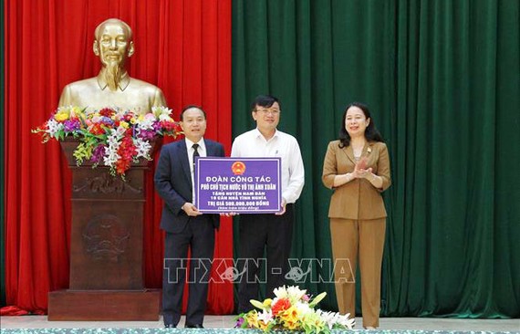 Phó Chủ tịch nước Võ Thị Ánh Xuân trao 10 căn nhà tình nghĩa trị giá 500 triệu đồng cho các gia đình chính sách ở huyện Nam Đàn (Nghệ An)