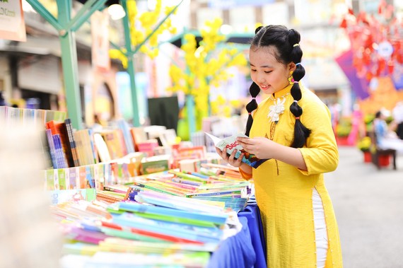 Gửi tình trong sách Trẻ con bên những cuốn sách đầy màu sắc. Ảnh: DŨNG PHƯƠNG