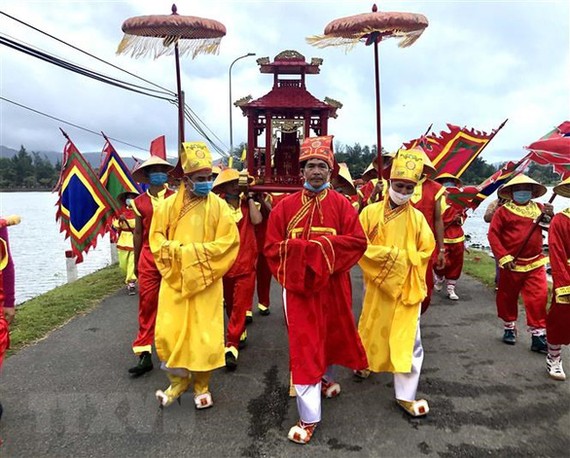 Nhân dân làng An Hải xưa và người dân huyện Côn Đảo ngày nay tổ chức Lễ giỗ bà Thứ phi Hoàng Phi Yến. Ảnh: TTXVN