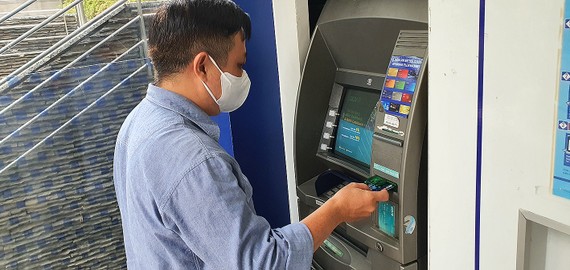 Rút tiền tại cây ATM bằng căn cước công dân gắn chip: Tiện lợi, nhưng cần đảm bảo an toàn