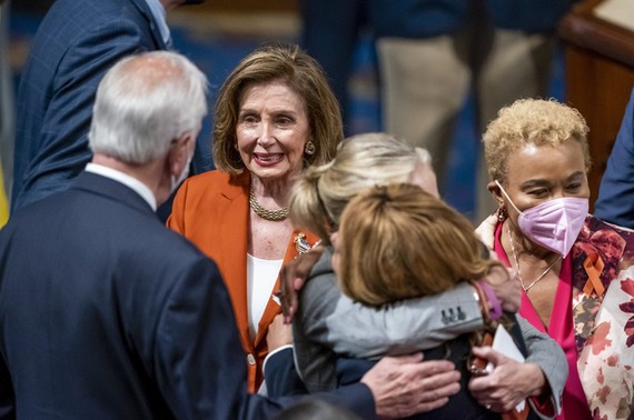 Chủ tịch Hạ viện Mỹ Nancy Pelosi cùng các hạ nghị sỹ sau khi thông qua dự luật kiểm soát súng đạn tại Điện Capitol ở Washington, ngày 24-6-2022. Ảnh: AP